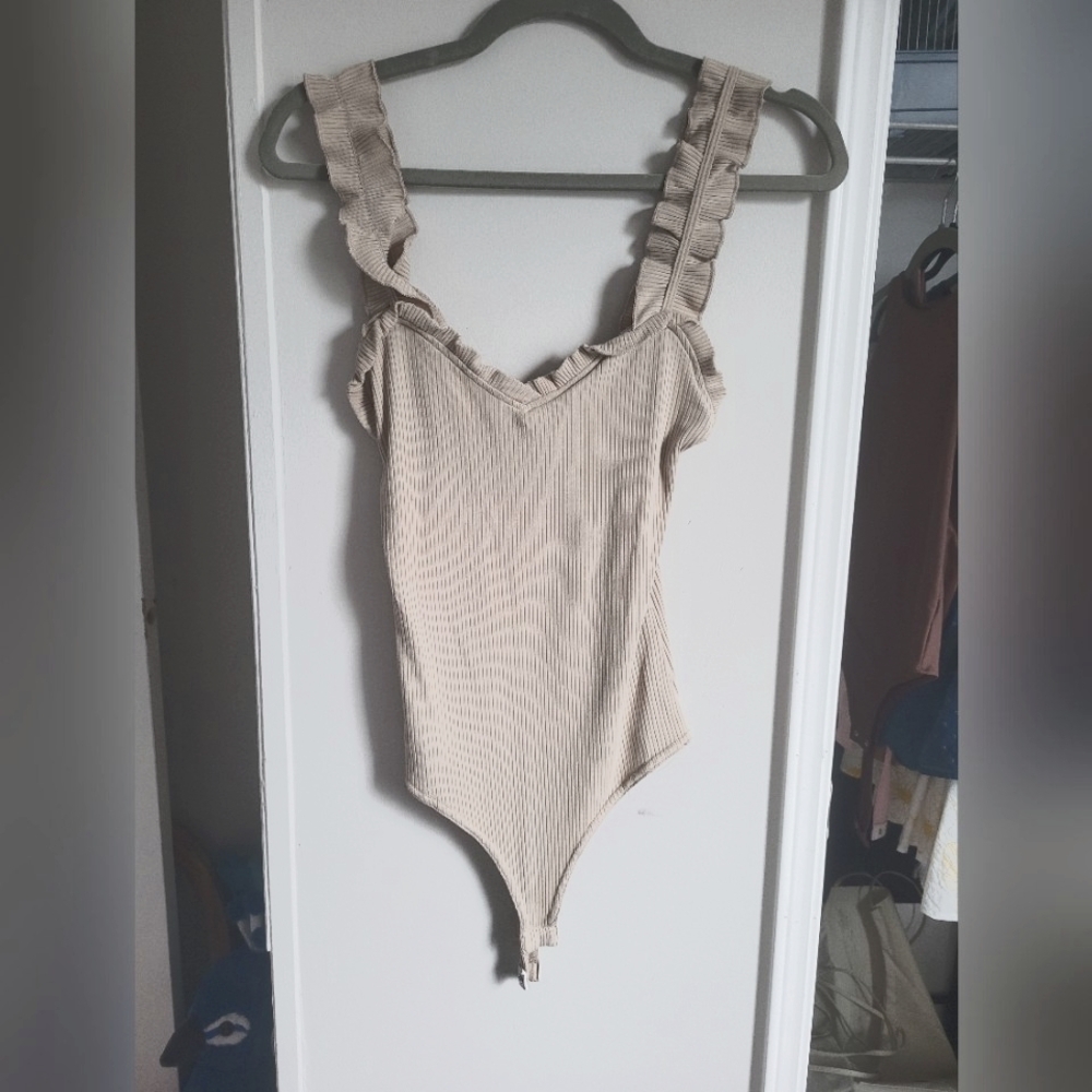 Pink Lily nude ribbed bodysuit ruffled sweetheart neck line size small